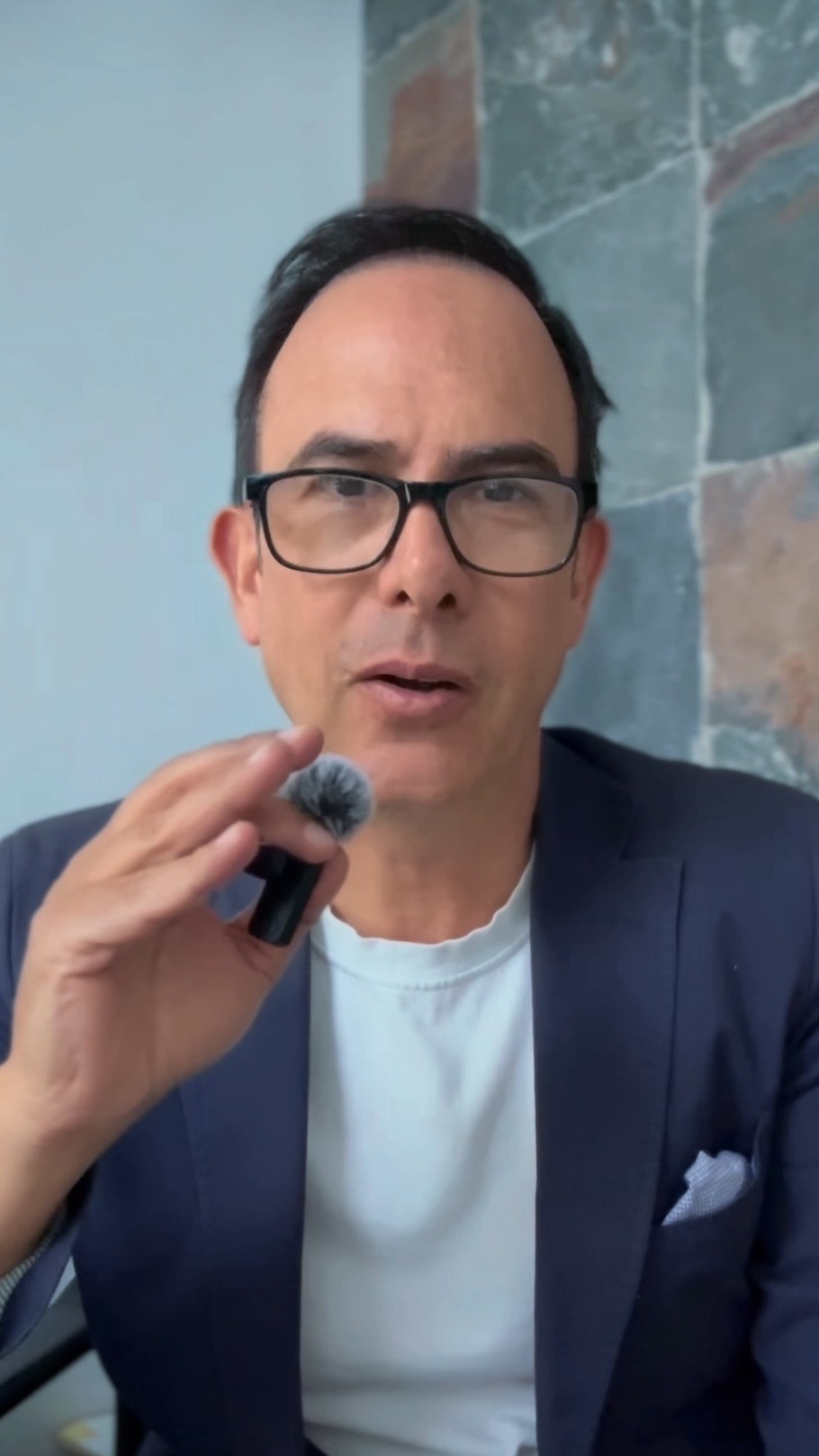 Javier Velázquez, agente inmobiliario en Luxetty